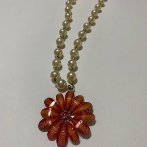 Necklace flower and pearls